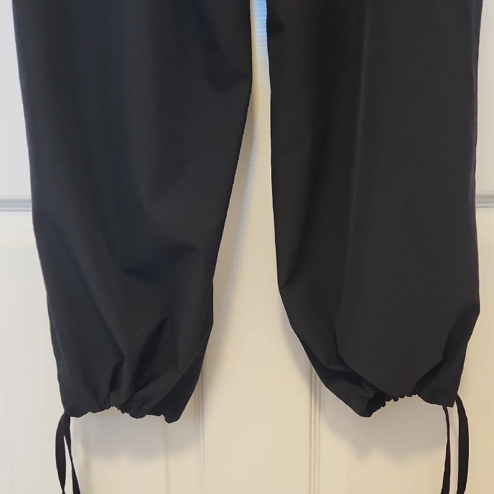 Old Navy Women's Black Stretchtech Quick Dry Cargo Pants with Drawstring - Picture 5 of 7